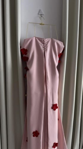 فستان سهره وردي و اسود مزين بالورد مع ذيل طويل يبد...