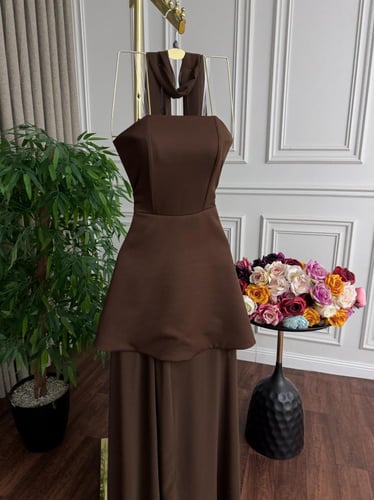 فستان البني الترابي