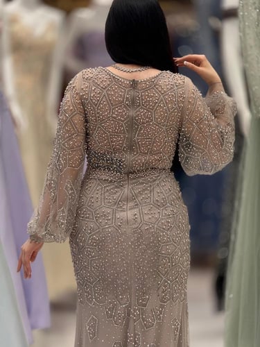 فستان سهره تل مشغول مطرز بالخرز واللول بشكل هندسي...