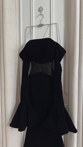 فستان سهره اللون بني و اسود مخمل وجوخ تفته من متجر...