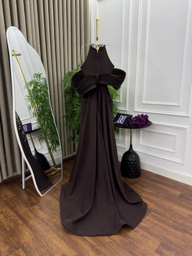 فستان سهره بني فخم بذيل و خامه كلفه و خرز