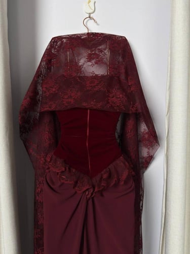 فستان سهره اللون بني خامه مخمل كوري دانتيل الاصلي...