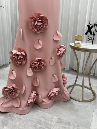 فستان وردي بكلف الورد