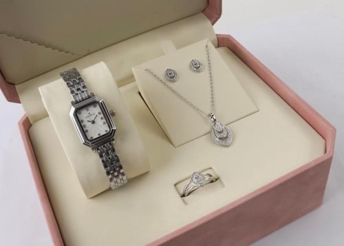 طقم نسائي متكامل ساعة واكسسوارات فاخرة
