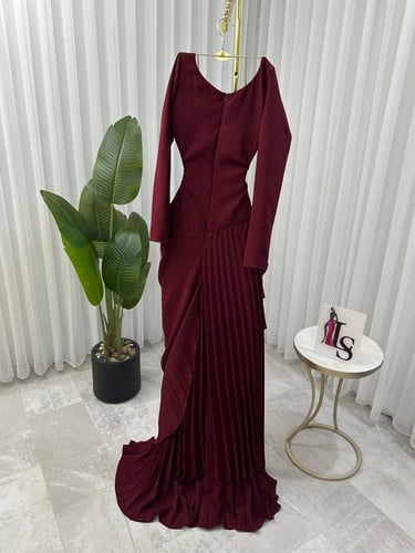 فستان باربي برغندي مزين بتلات الورد مع كسر من متجر...