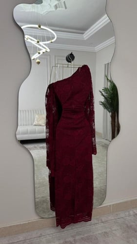 فستان دانتيل برغندي دانتيل فرنسي وفصوص زركون من مت...