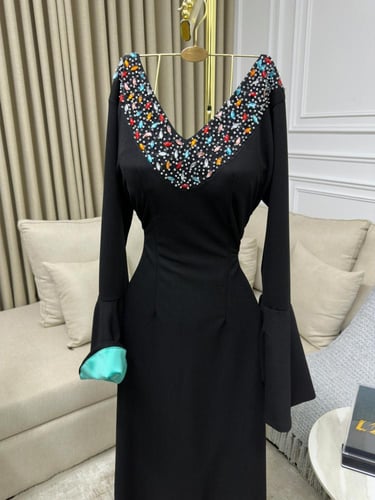 فستان ناعم اللون اسود الخامه لكرا على تفته استرتش...