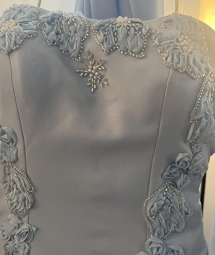 فستان سهره اللون سماوي القماش جورجيت باربي بطانه م...