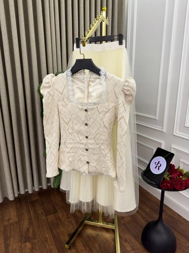 فستان مكون من قطعتين توب باكمام طويله بخامه راقيه...