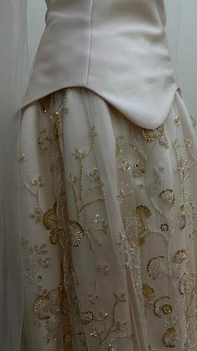 فستان سهره اللون ابيض القماش ميكادو كلوش سهره خرز...