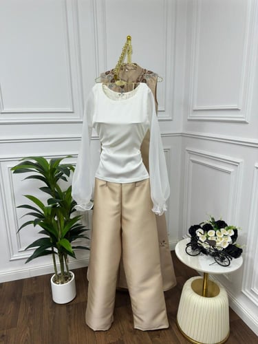 طقم مكون من بلوزه و بنطال و جاكيت طويل بلون بيج