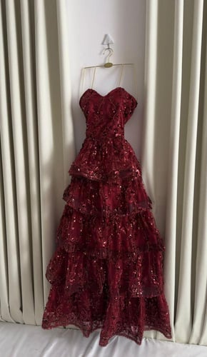 فستان سهره اللون برغندي مطرز كلف ولول من متجر جوهر...