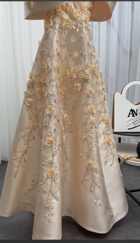 فستان سـهرة اللون بيج الخامة ميكادو تطريز خرز راقي...