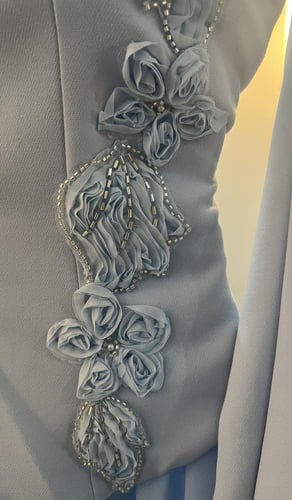 فستان سهره اللون سماوي القماش جورجيت باربي بطانه م...