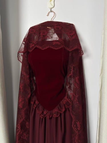 فستان سهره اللون بني خامه مخمل كوري دانتيل الاصلي...