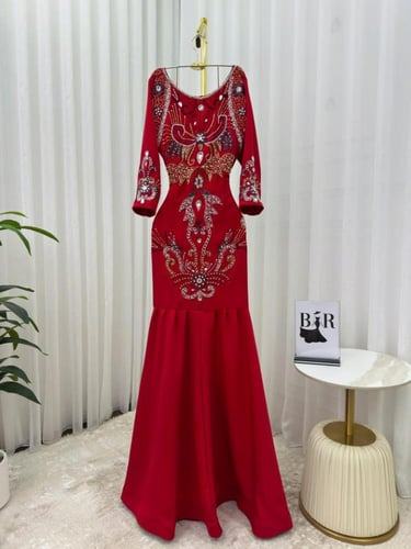 فستان اللون احمر الخامه كريب استرتش مع تطريز يدوي...