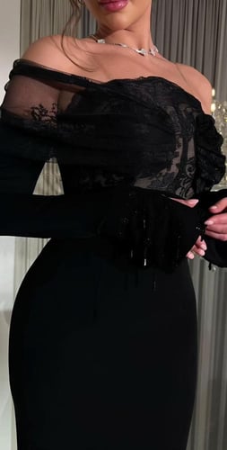 فستان اسود و احمر ضيق باكمام طويله بخامه الدانتيل...