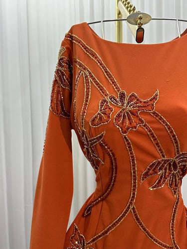 فستان سهرة اللون برتقالي نوع القماش باربي تطريز يد...