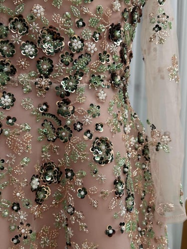 فستان سـهرة فخم الخامة شك كامل تطريز راقي اللون لح...