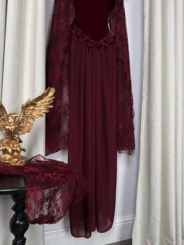 فستان سهره اللون بني خامه مخمل كوري دانتيل الاصلي...