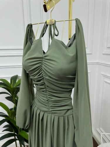 قستان اخضر شيفون كسر وطيات على الصدر باكمام بكسر