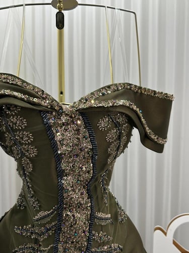 فستان سهره اللون زيتي الخامة ميكادو تطريز خرز راقي...