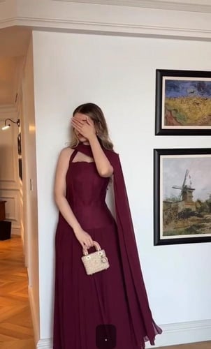 فستان ناعم اللون البرغندي نوع القماش _ شيفون جورجب...