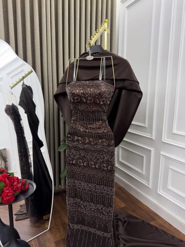 فستان فخم اللون بني تل مطرزه بخرز وذيل تفته MN