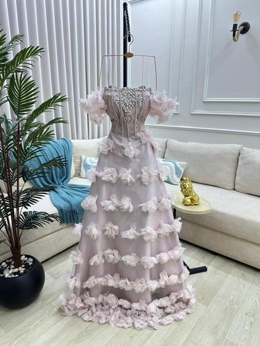 فستان سهره اللون زري القماش تل مع ورود تطريز يدوي...