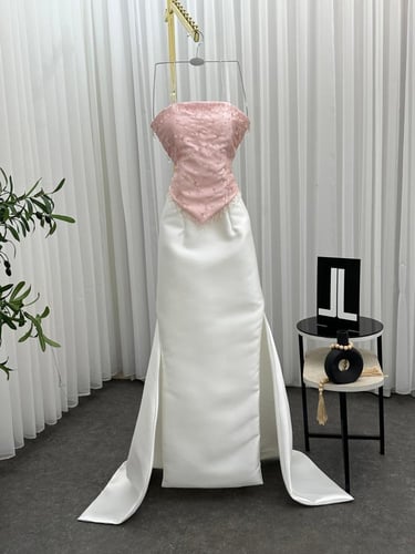 فستان سهره اللون ابيض على وردي القماش |ميكادو تطري...