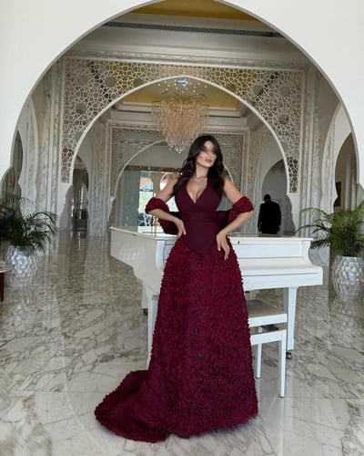فستان سهره اللون برغندي ورد بارز وباربي وتحت جيبون...