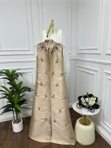 طقم مكون من بلوزه و بنطال و جاكيت طويل بلون بيج