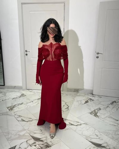 فستان اسود و احمر ضيق باكمام طويله بخامه الدانتيل...