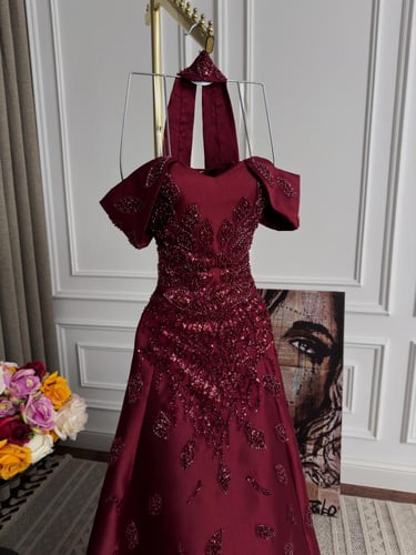 فستان سهره اللون برغندي ميكادو مطرز بشال من متجر ج...