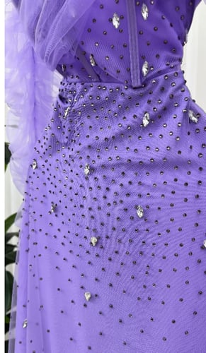 فستان سهره اللون بنفسج القماش تل ناعم مطرز من متجر...