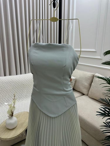 فستان سهره فخم اوف شولدر مزين بكلفه من الورد اطلال...