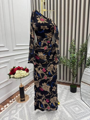 فستان ناعم اسود بنقش خامه شيفون وفصوص زركون MN