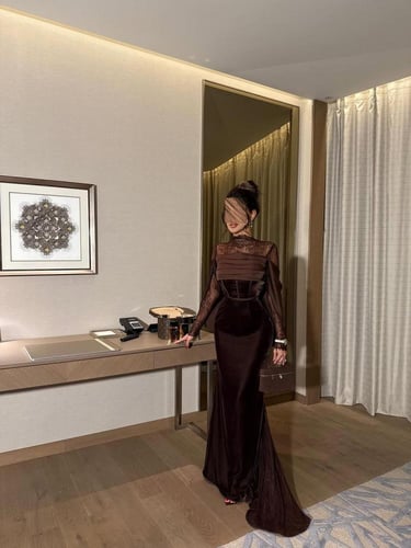 فستان سهره اللون بني الخامه مخمل كوري دانتيل و تفت...