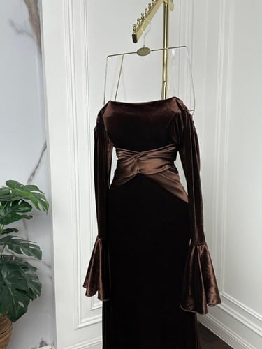 فستان سهره اللون بني و اسود مخمل وجوخ تفته من متجر...