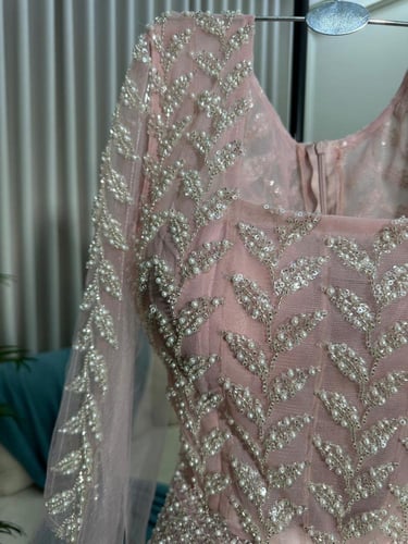 فستان سهره اللون بيج ولحمي وردي تل كلوش كلفه تطريز...