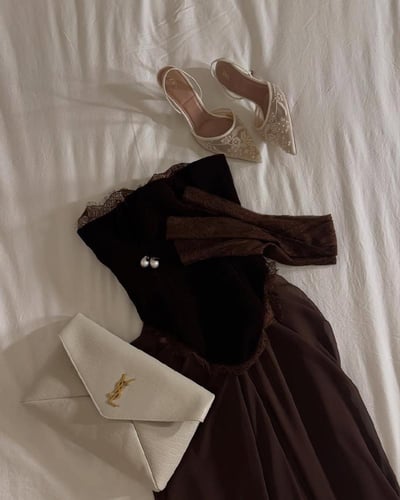 فستان سهره اللون بني خامه مخمل كوري دانتيل الاصلي...