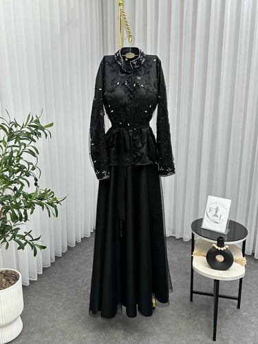 فستان اسود تفته على تل من متجر جوهره