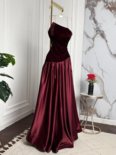 فستان عنابي مخمل