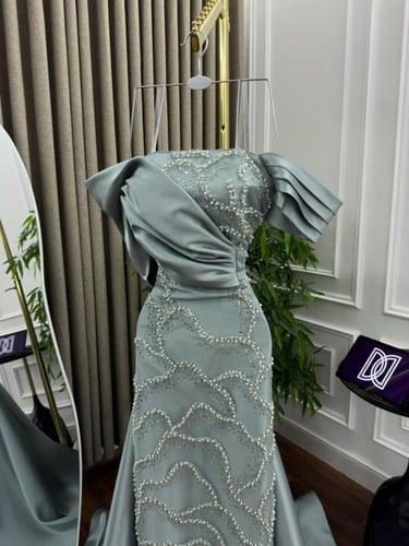 فستان سهره اللون تيفاني تل تطريز خرز وذيل ميكادو م...
