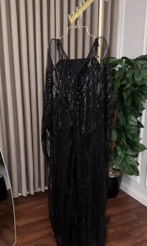 فستان فخم قطعتين اللون اسود خرز وداخليه لكرى تتمدد