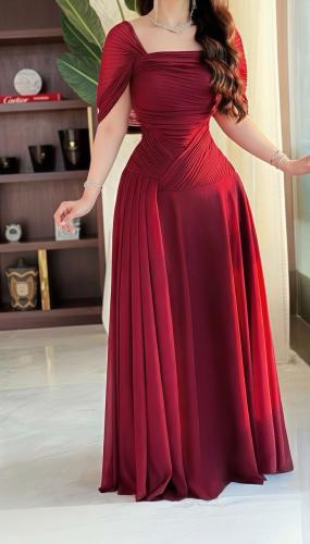 فستان روز الأحمر