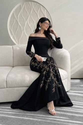 فستان ليان الملكي الأسود بتطريز ذهبي فاخر بقصة مير...