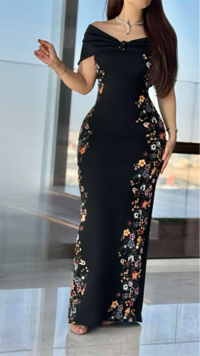 فستان اسود مزين بنقشات زهرية مملونة