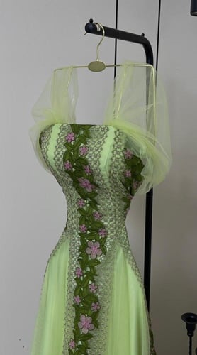 فستان سهرة أخضر فاتح تل مطرز ورود