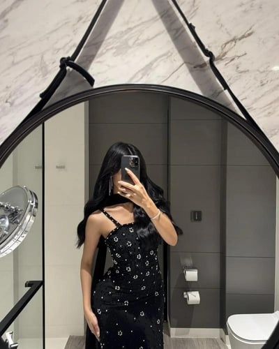 فستان اسود فخم بتطريز كثيف